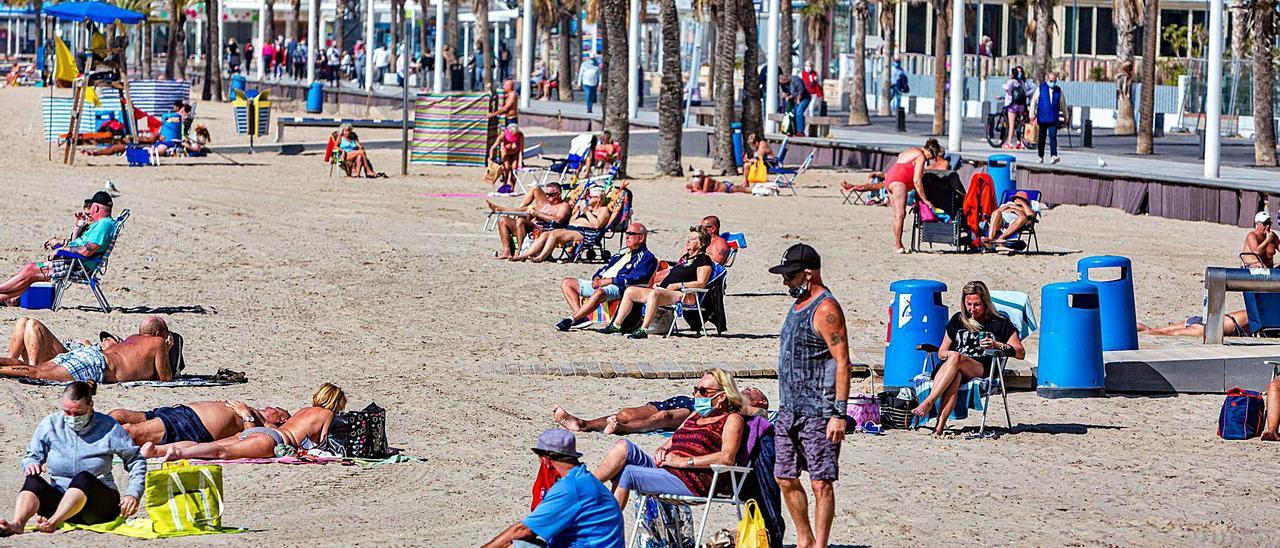 Turistas tomando el sol en la playa de Levante de Benidorm en una imagen de esta primavera.