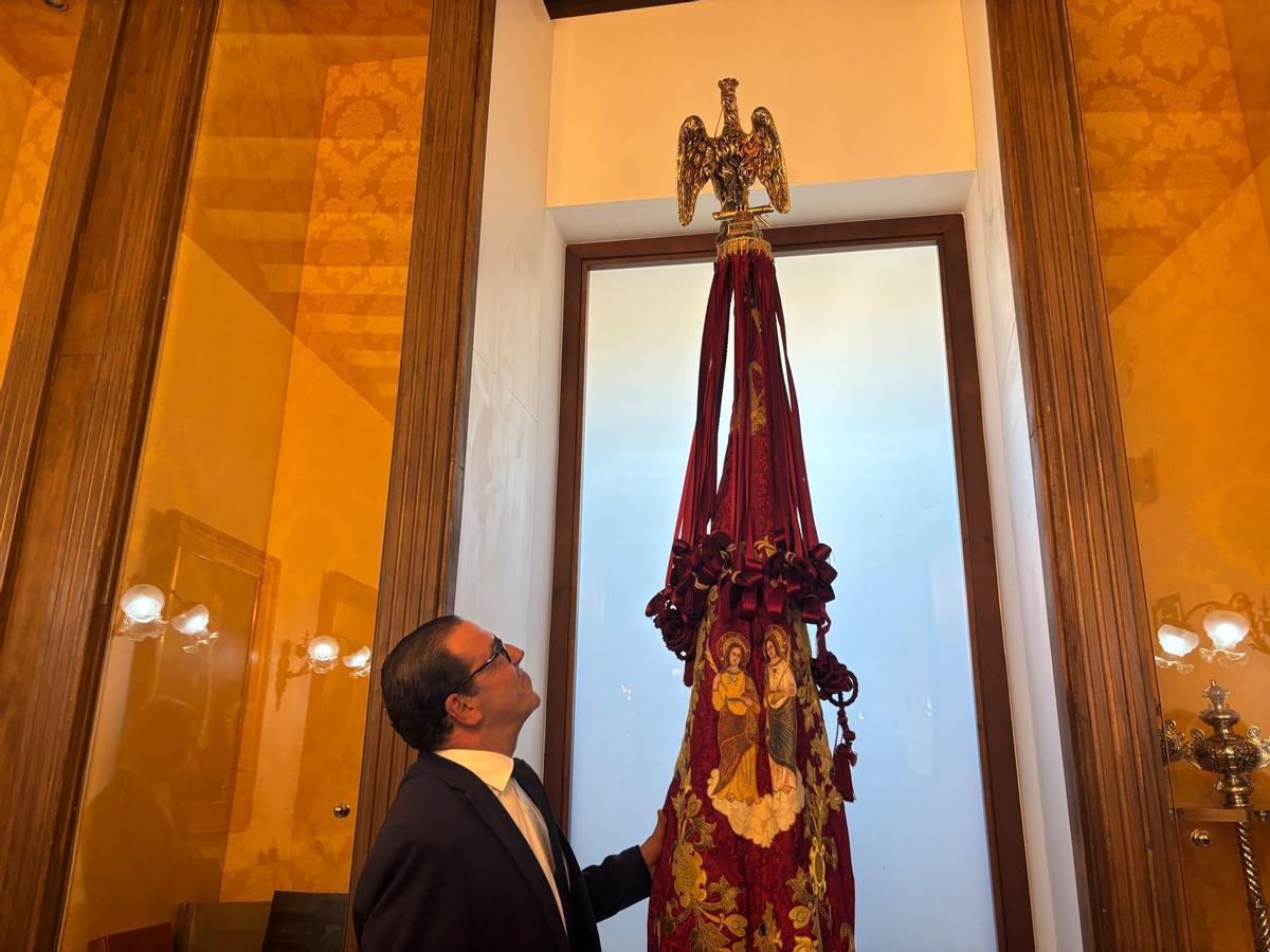 MArtínez Tomé junto a la Gloriosa Enseña del Oriol