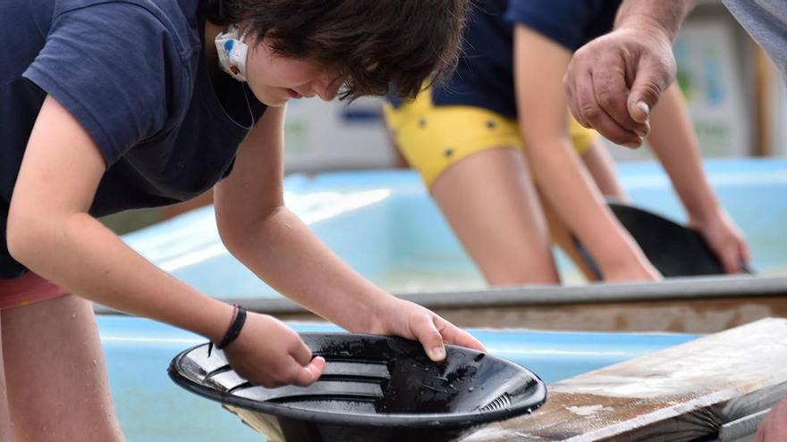 Un niño haciendo bateo de oro