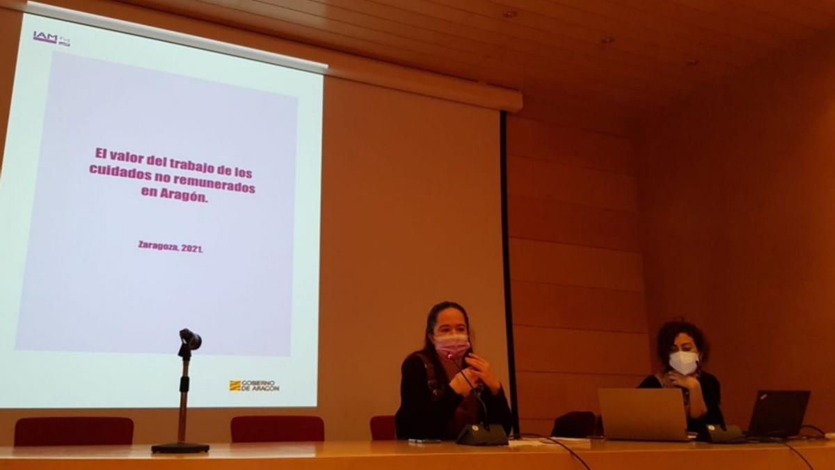 La directora del IAM, María Goikoetxea, junto a la investigadora Paz Olaciregui en la presentación del informe. | GOBIERNO DE ARAGÓN