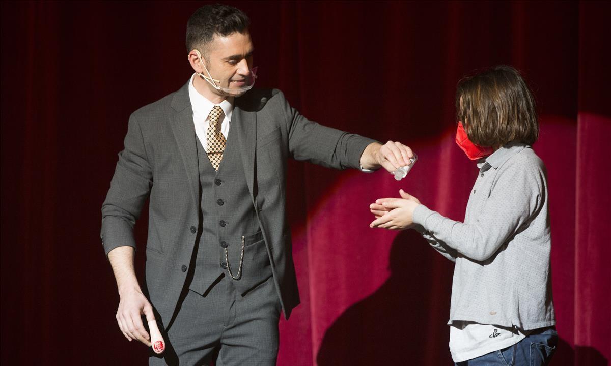 Karim, el mago y presentador de la gala, luciendo un curioso dedo ante un joven ayudante elegido entre el público.