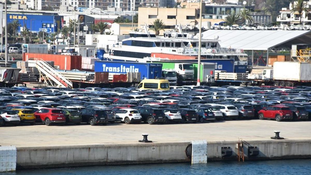 Coches para el alquiler almacenados en el muelle mercantil del puerto de Ibiza