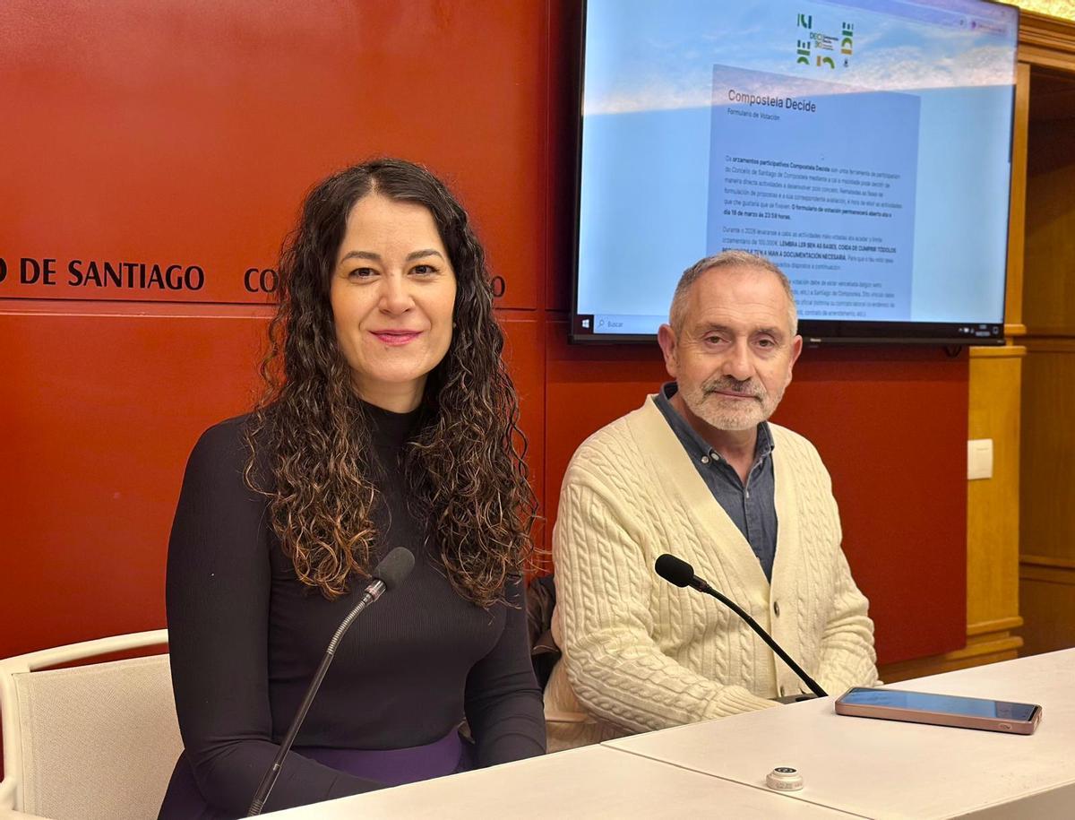 A concelleira de Xuventude, María Rozas, xunto ao técnico do departamento, Manuel Fernández