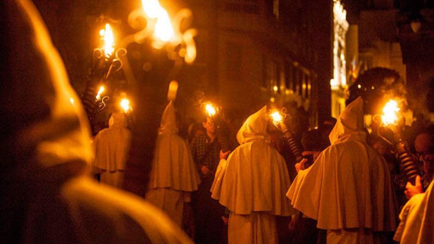 Los penitentes acompañaron al Cristo de Difuntos y Ánimas que salió de pie por primera vez.