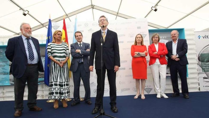 Javier Touza (c.) habla en presencia de López Veiga, Carmela Silva, Abel Caballero, Ana Pastor, Rosa Quintana y Suárez-Llanos, ayer, durante la inauguración.