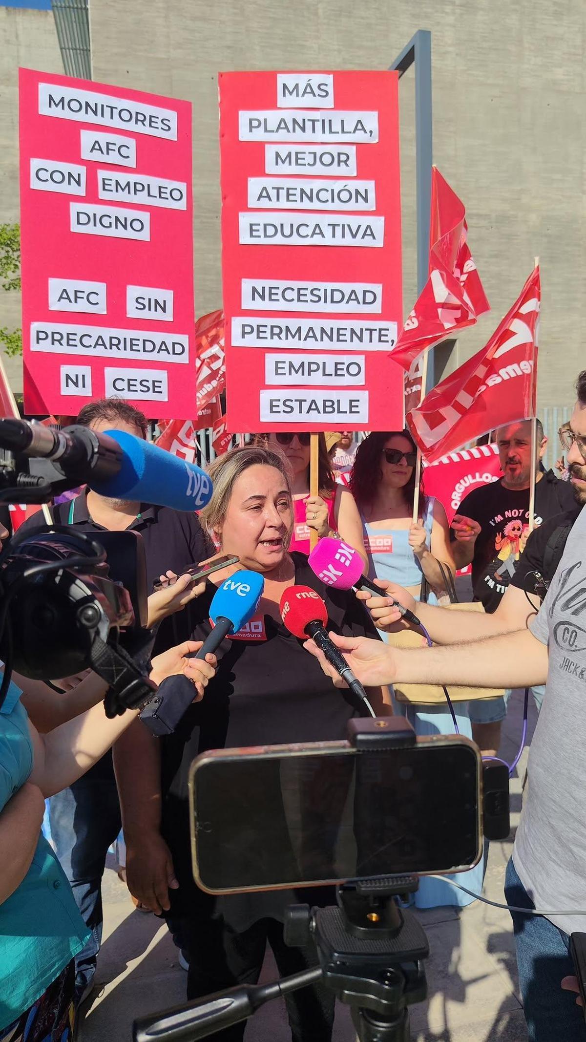 La protesta del personal de apoyo educativo ante Educación, en imágenes