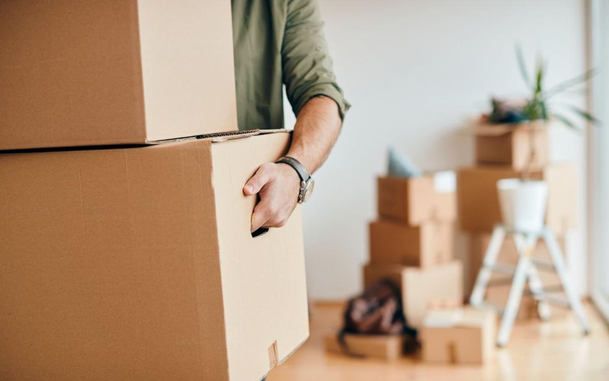 Un hombre realizando la mudanza de una vivienda en alquiler.