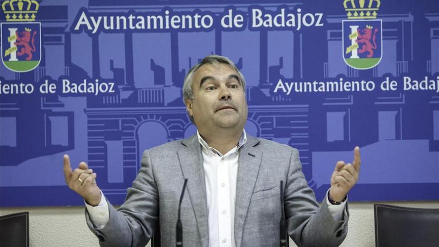 El alcalde de Badajoz: &quot;Gómez de la Peña no es homófoba, solo mostró rechazo a una estética&quot;