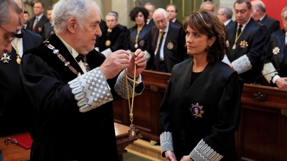 Cándido Conde-Pumpido con Dolores Delgado, en el acto de toma de posesión de la ex ministra como fiscal general del Estado.