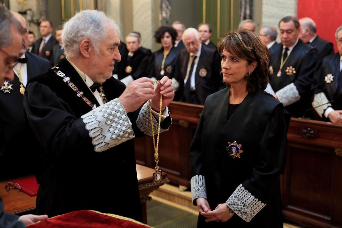 Cándido Conde-Pumpido con Dolores Delgado, en el acto de toma de posesión de la ex ministra como fiscal general del Estado.