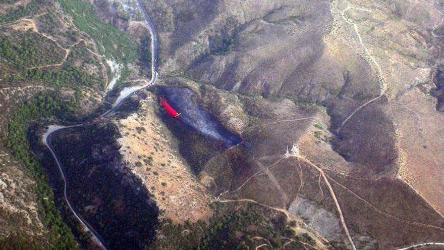 Labores de extinción del incendio que el pasado domingo ocurrió en Benahavís.