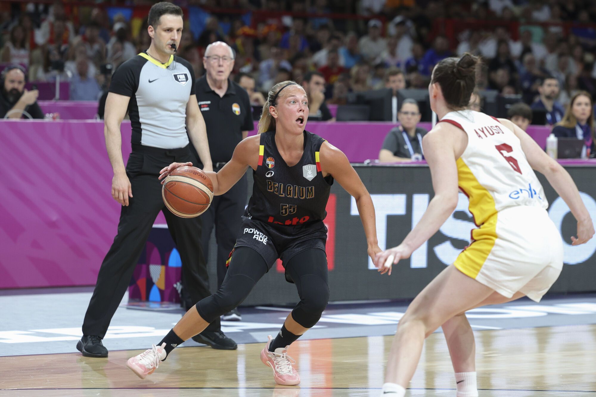 Belgium's Julie Allemand, left, and Spain's Aina Ayuso in action during the FIBA Women's EuroBasket 2025 final match between Spain and Belgium at the Peace and Friendship Stadium in Piraeus near Athens, Greece, Sunday, June 29, 2025. (AP Photo/Yorgos Karahalis). EDITORIAL USE ONLY/ONLY ITALY AND SPAIN