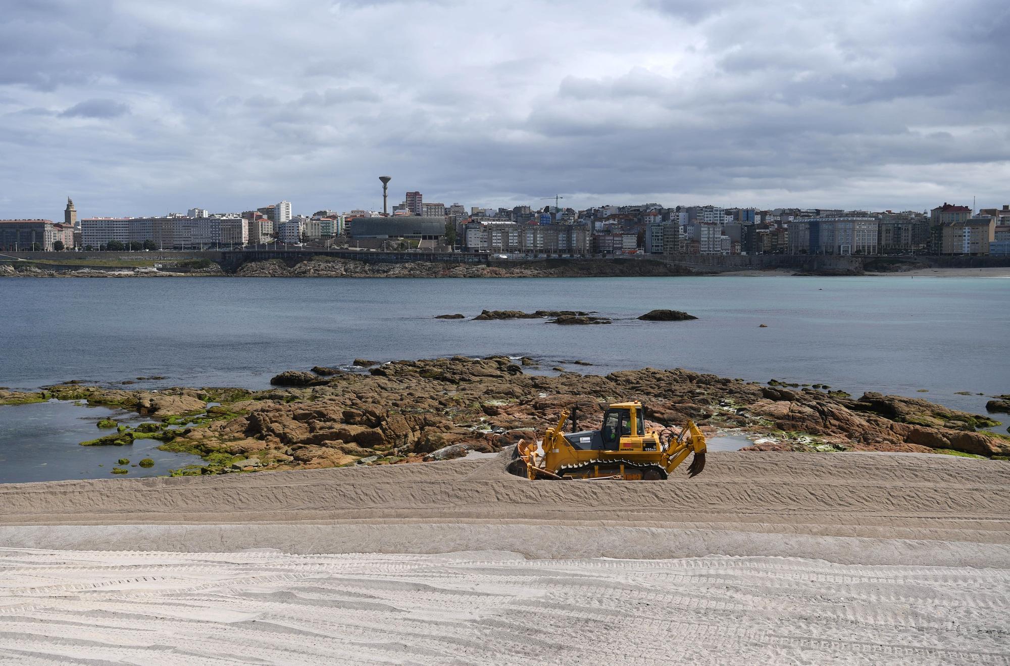 Comienza la retirada de la duna que protege la playa de Riazor