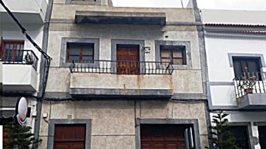 145.000 € Venta de casa en San Bartolomé de Tirajana (Interior) (San Bartolomé de Tirajana) 200 m2, 4 habitaciones, 1 baño, 725 €/m2...