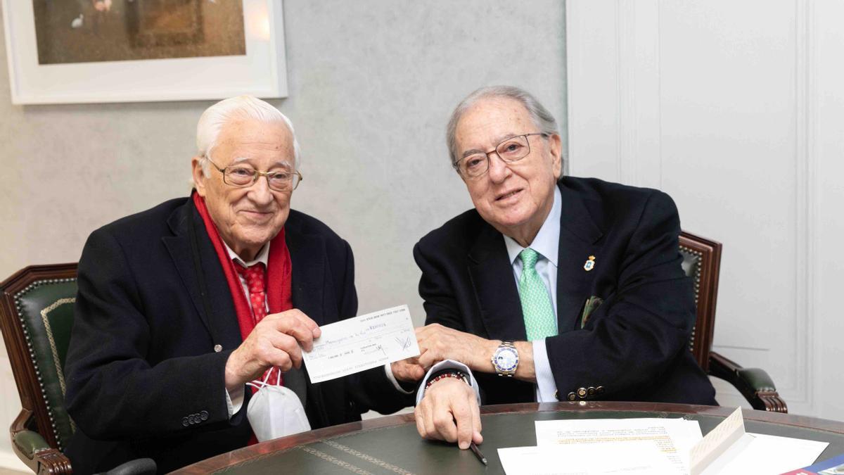 El presidente de la Fundación A.M.A., el Dr. Diego Murillo, entregando el cheque al Padre Ángel