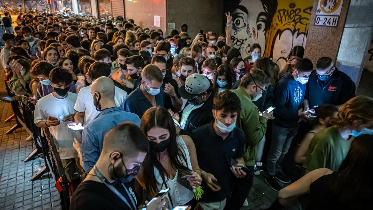 Colas para acceder a la sala Apolo, la madrugada de este viernes