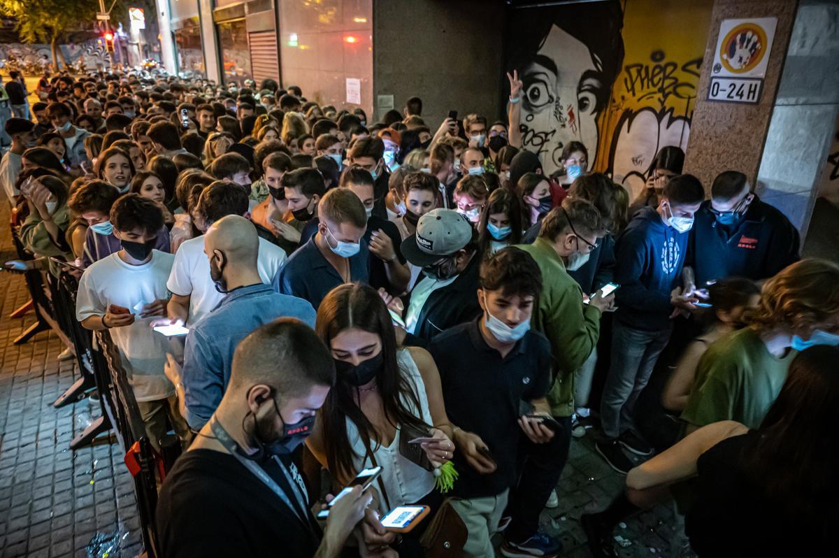Primera nit amb discoteques obertes: «Ens hem vacunat per poder anar de festa» Primera nit amb discoteques obertes: «Ens hem vacunat per poder anar de festa»