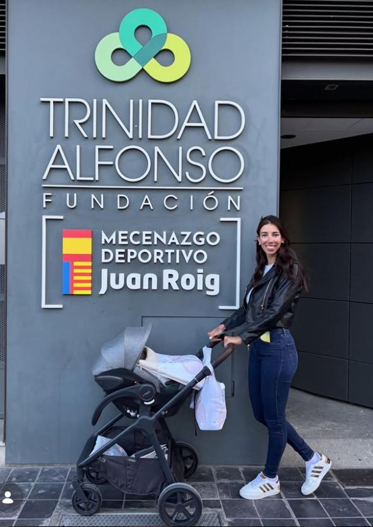 Sandra Alonso en la Fundación Trinidad Alfonso con su bebé