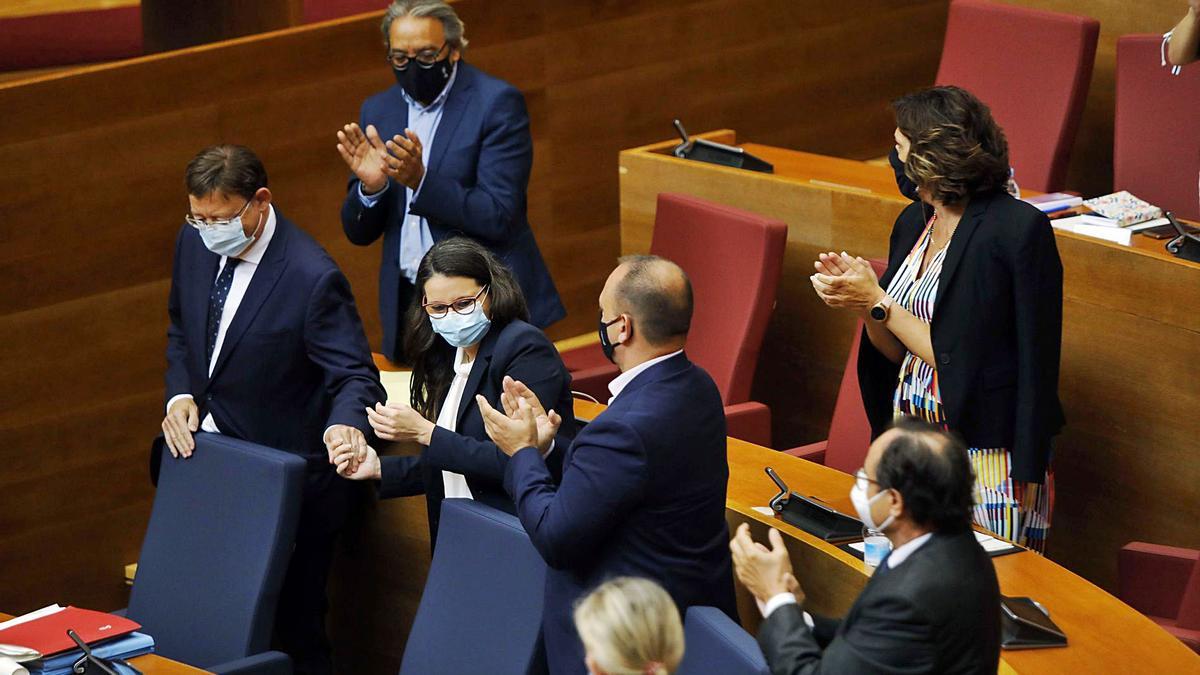 Diputados y consellers del Botànic aplauden a Ximo Puig en el reciente debate de Política General en las Corts.