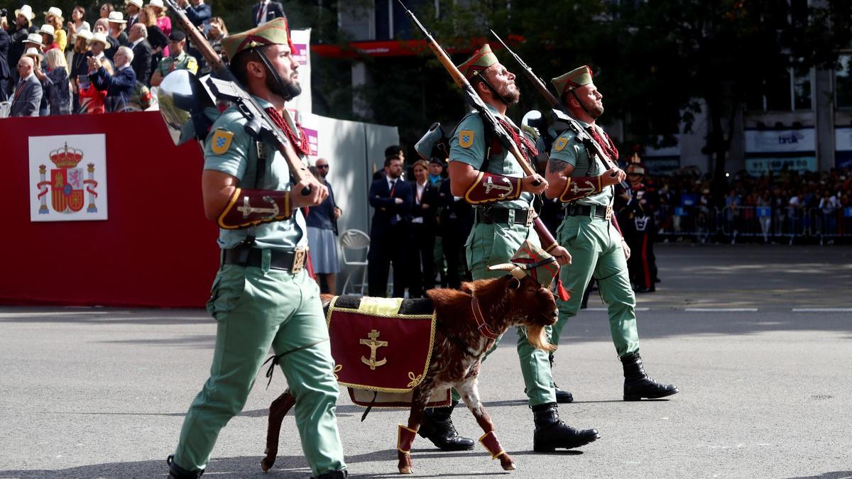 Legionarios con su mascota, la cabra Puzle, en el desfile militar del 12 de octubre de 2019.