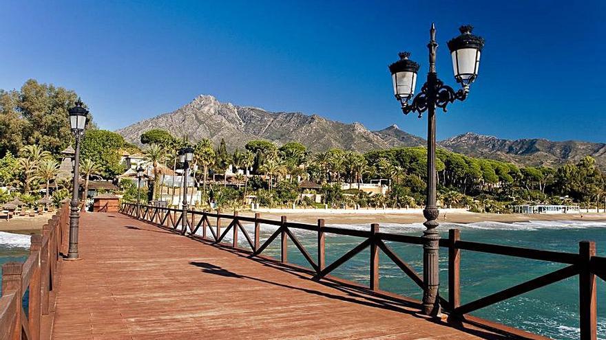 Una pasarela de madera en el litoral de Marbella. | L. O.