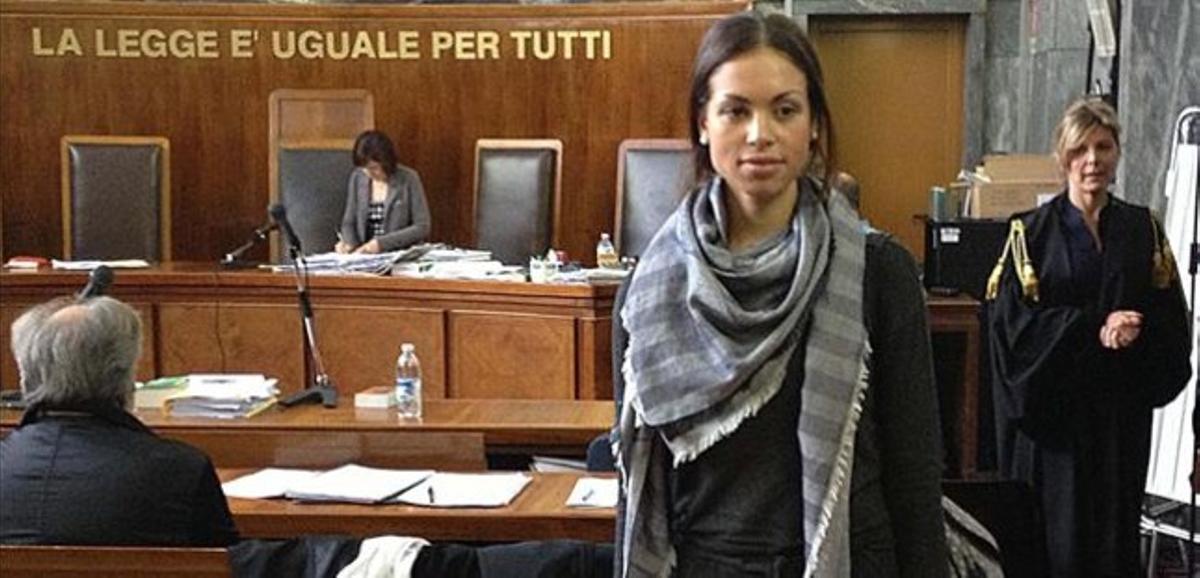 Karima el Mahroug, després de testificar per primera vegada en el judici contra persones de l’entorn de Berlusconi, aquest divendres a Milà. Karima el Mahroug, després de testificar per primera vegada en el judici contra persones de l’entorn de Berlusconi, aquest divendres a Milà.