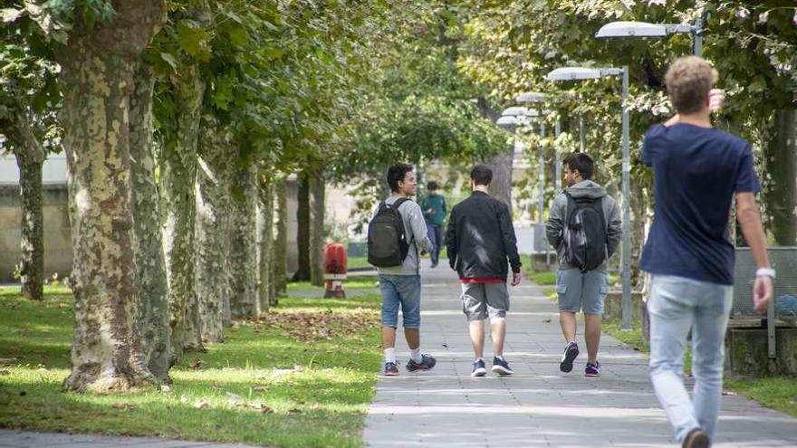 Los estudiantes regresan al campus universitario. // Carlos Peteiro