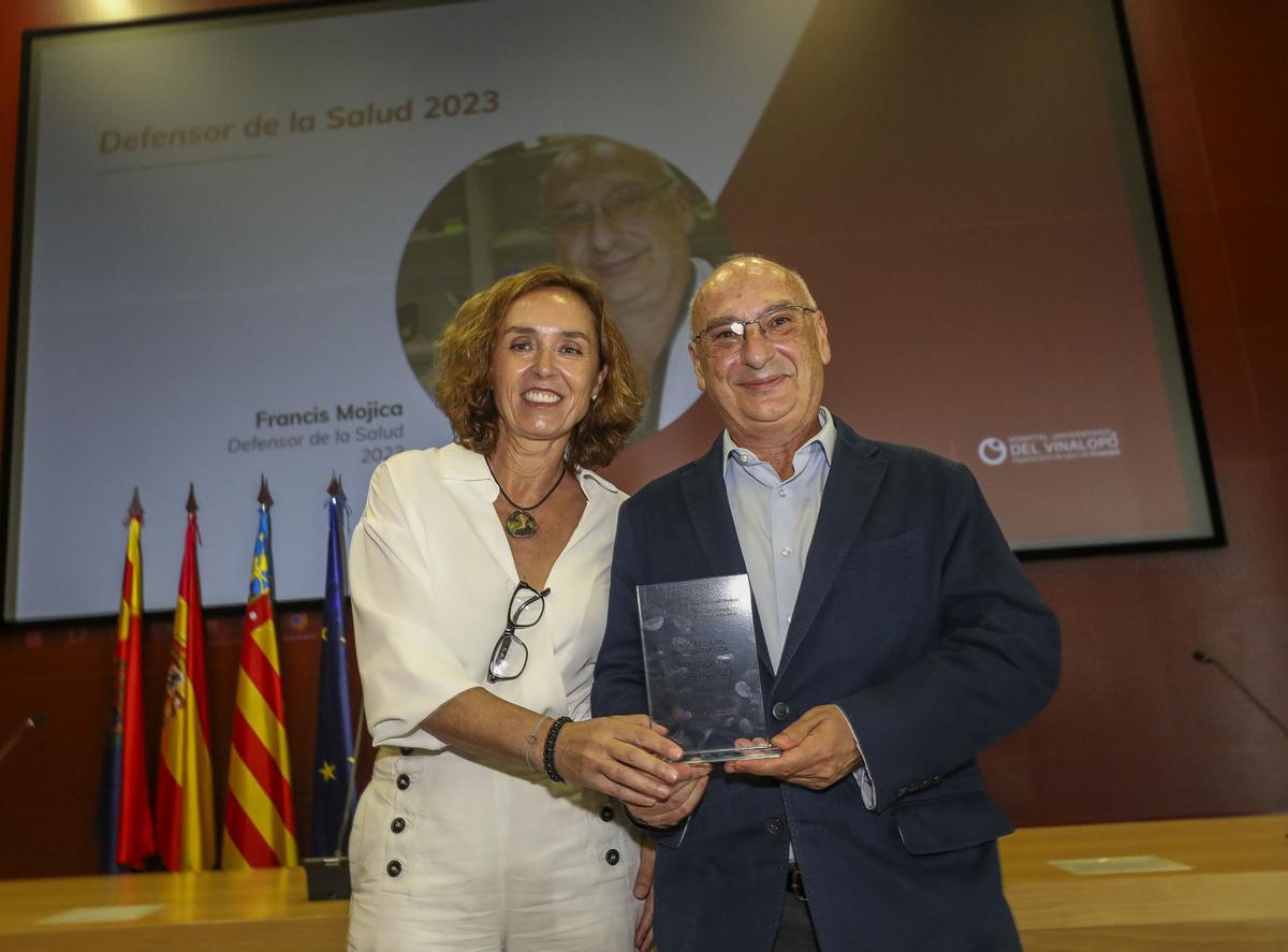 El investigador Francis Mojica recibió el premio de manos de Elisa Tarazona, CEO del grupo Ribera.