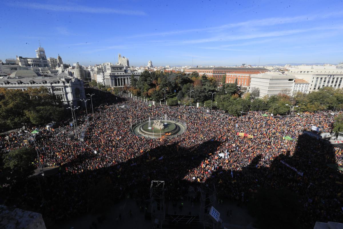 Manifestación multitudinaria contra la amnistía en la Plaza de Cibeles de Madrid