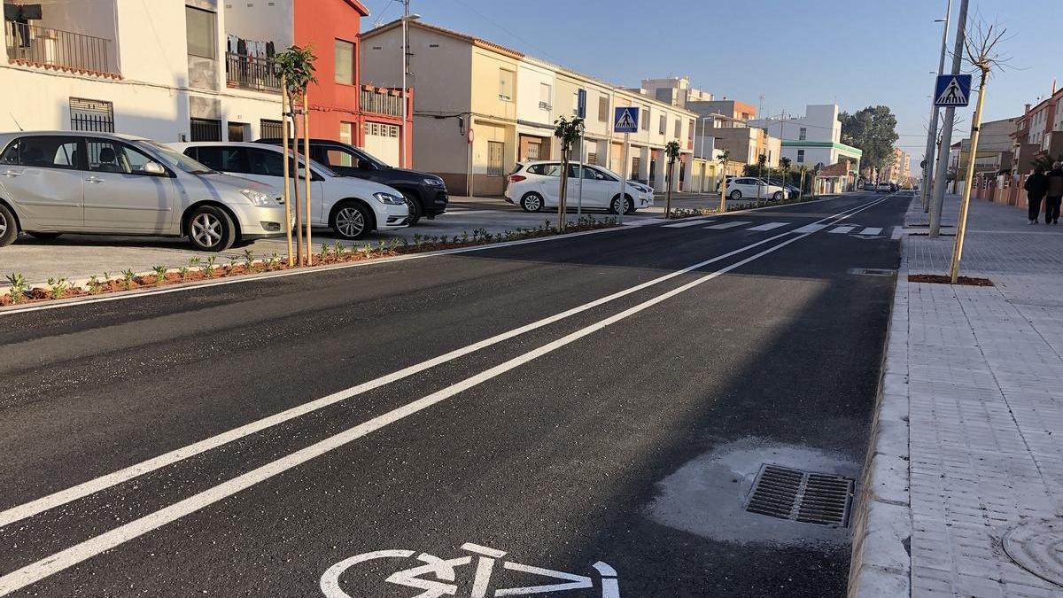 Aspecto de la avenida Castelló tras la reforma. La zona de aparcamiento en batería se suma al carril bici integrado.
