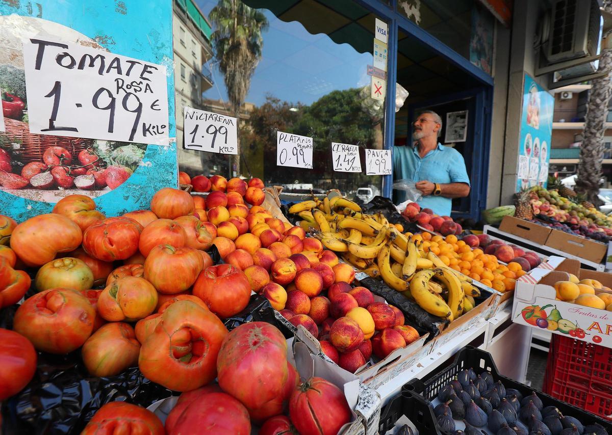 Precios de la verdura y la fruta en un tienda de barrio de València.
