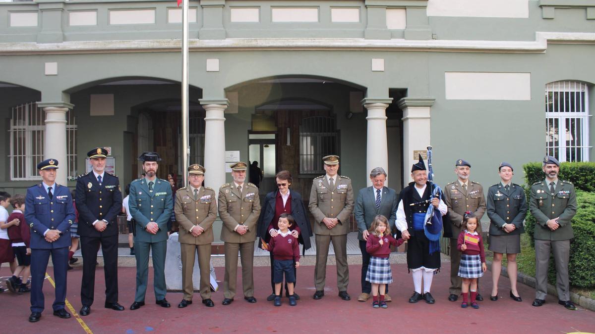 Las Dominicas de Oviedo izan la bandera