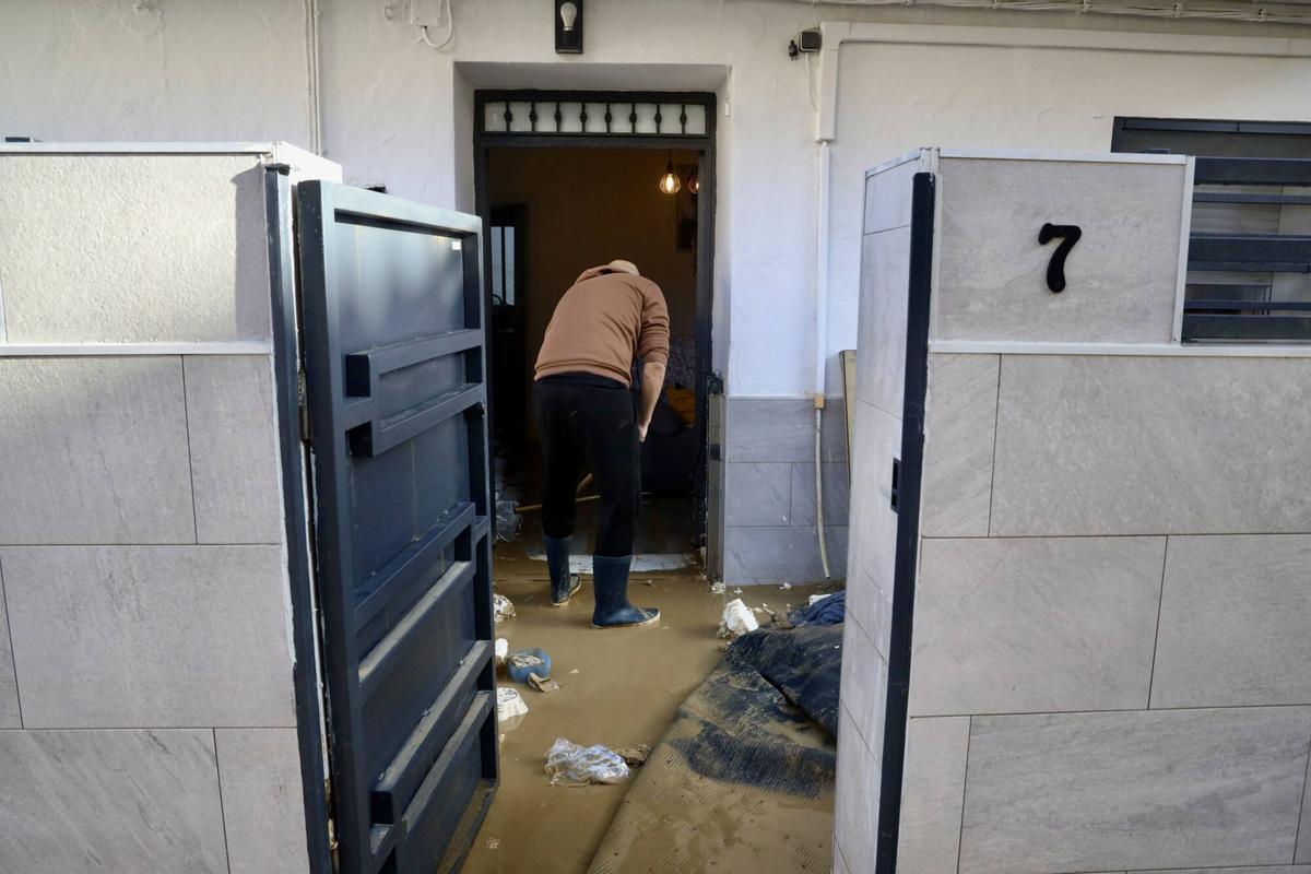 Los vecinos de la barriada de Doña Ana en la Estación de Cártama, junto al operarios Infoca, limpian los estragos de la nueva inundación provocada por la crecida del Guadalhorce durante la borrasca Francis