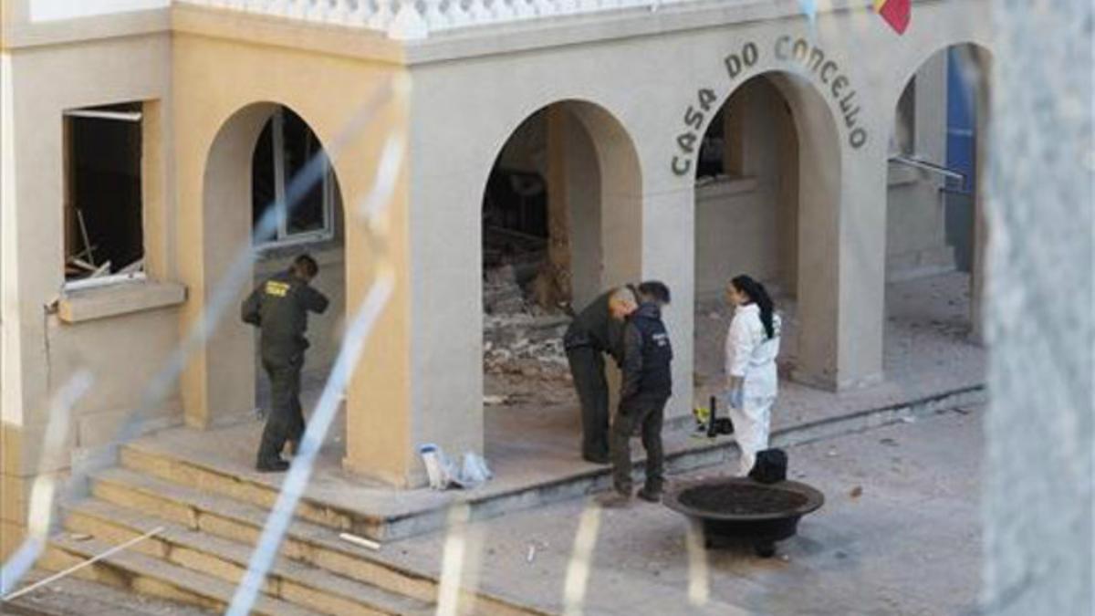 Guardia Civil y especialistas en Desactivación de Explosivos de A Coruña trabajan para determinar el origen de un artefacto explosivo en Baralla.