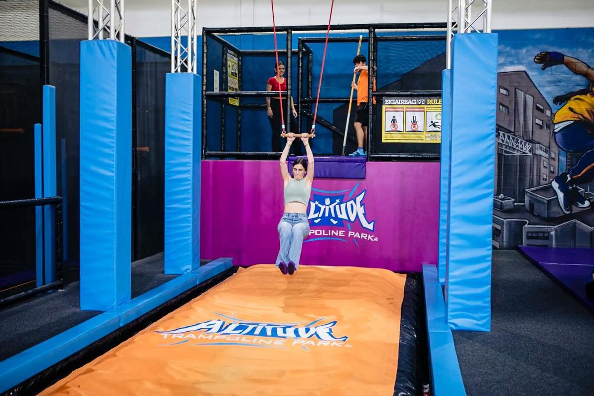 Así es Altitude Trampoline Park, el parque atracciones de Málaga que reabre sus puertas con 4.000 metros cuadrados con camas elásticas, minigolf y trampolines