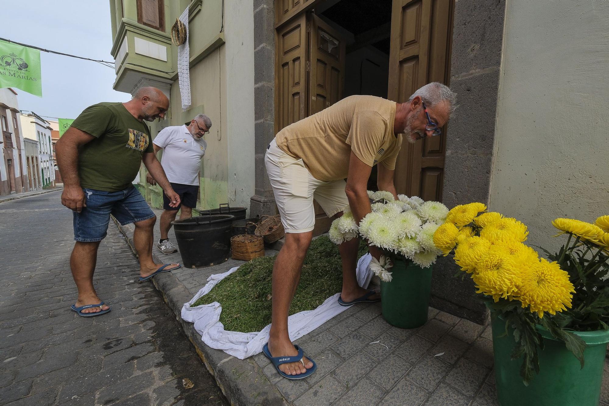 Autores de la primera alfombra de flores que tendrá la romería de las marías de Guía