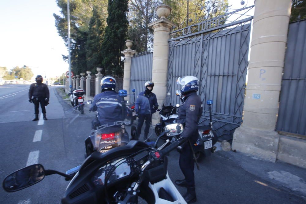 Los agentes a las puertas del domicilio de Miguel López, donde fue arrestado