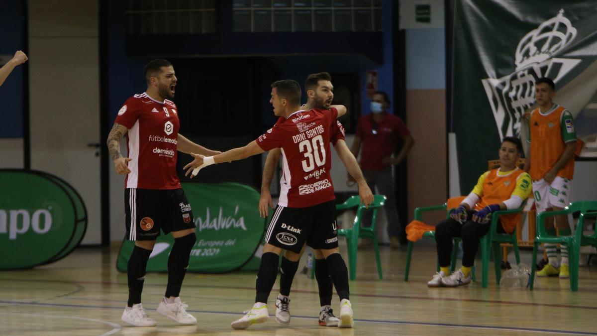 Los jugadores del Fútbol Emotion celebran un gol en Sevilla.