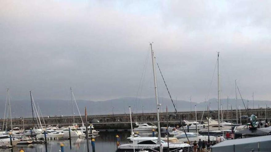 Una vista de la zona de movida en el puerto de Sanxenxo. // Noé Parga