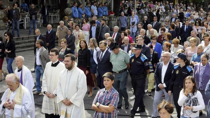 Cuiña y ediles del gobierno en la procesión del domingo, con miembros del PP al fondo. // Bernabé/J.Lalín