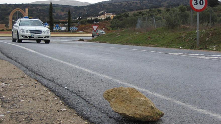 Obstáculos. Las rocas estaban dispersan en diferentes puntos de la circunvalación.