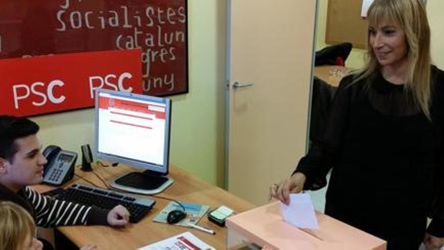 A la foto, la regidora del PSC a Santpedor Fina Rodríguez votant a Manresa.