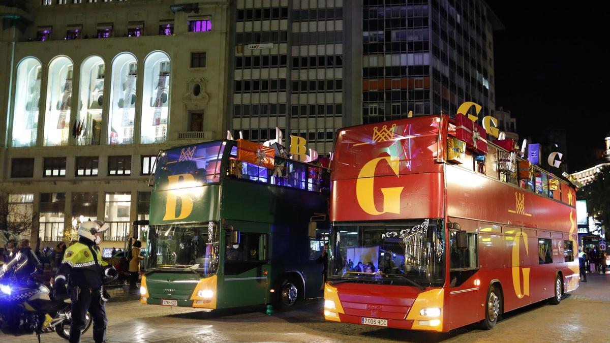 Los autobuses de los Reyes Magos, a su llegada a la plaza