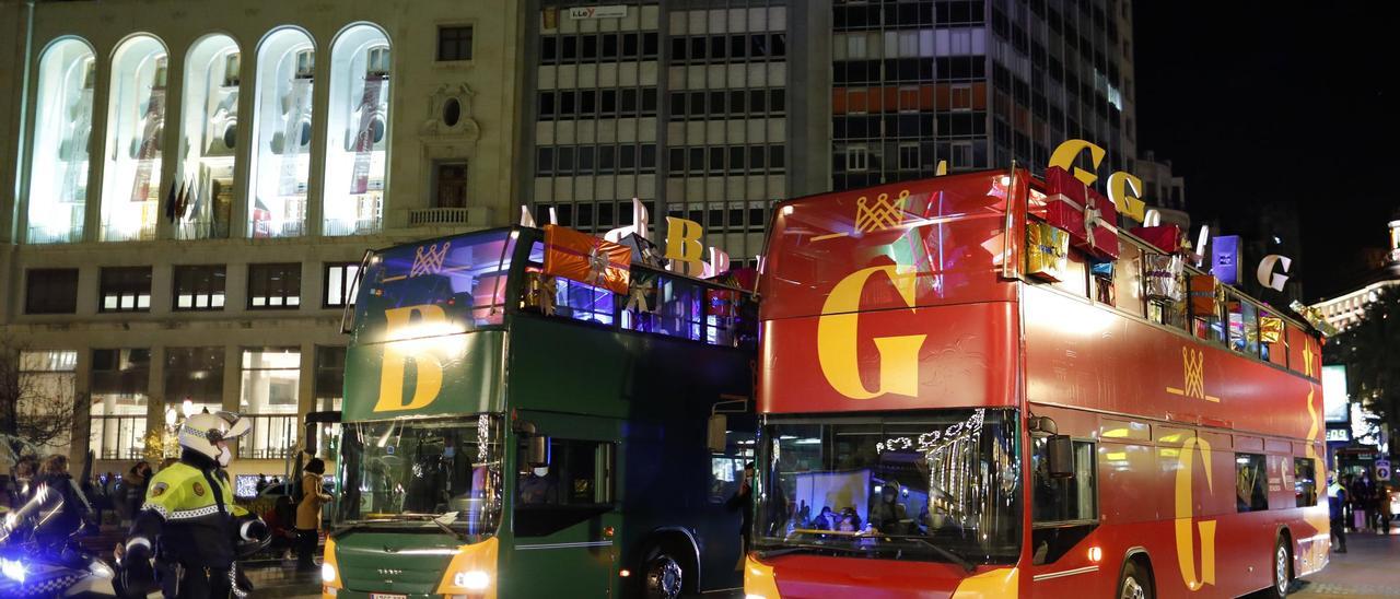 Los autobuses de los Reyes Magos, a su llegada a la plaza