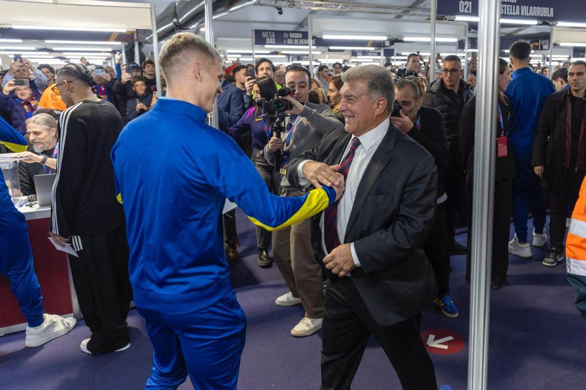 ¡Hansi Flick y los jugadores ejercen su derecho a voto junto a Joan Laporta! ¡Hansi Flick y los jugadores ejercen su derecho a voto junto a Joan Laporta!