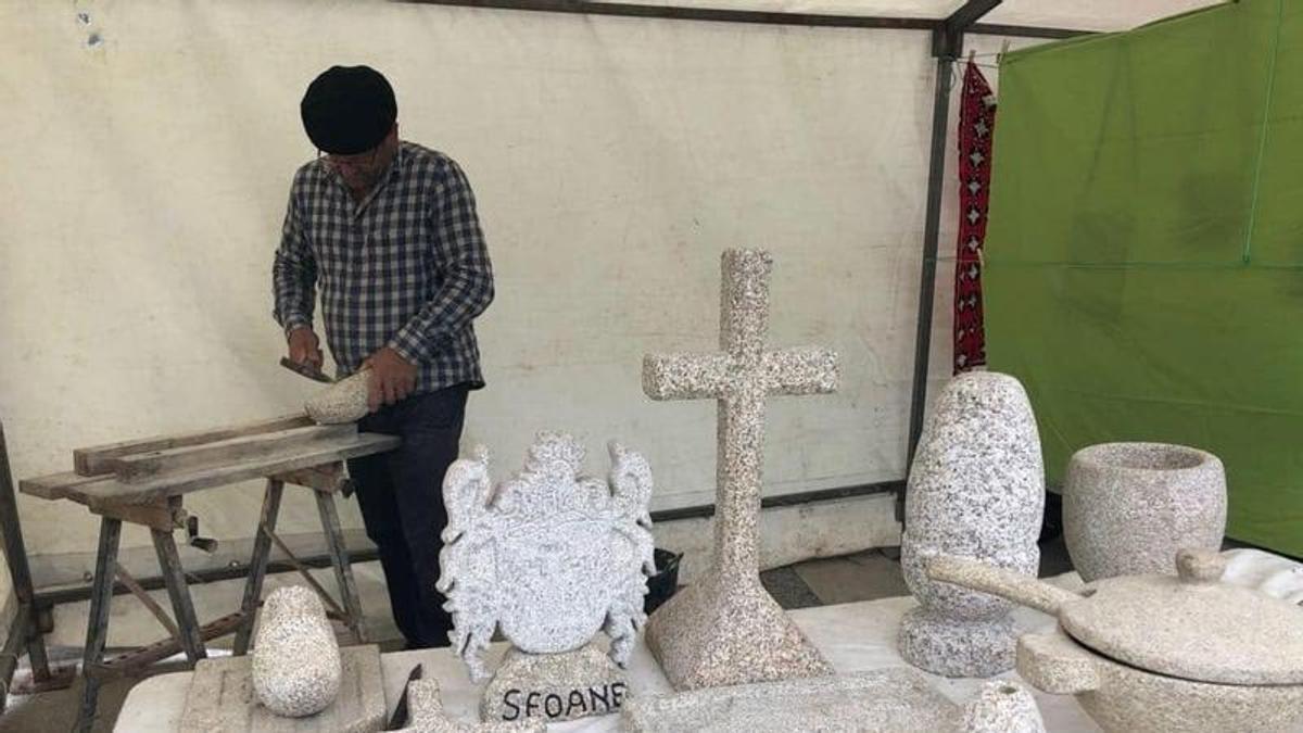 Un puesto de cantería en una edición pasada de la Feira dos Oficios de Teixeiro.
