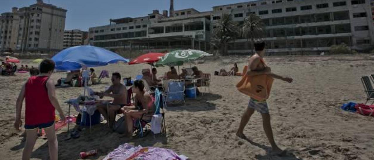 El hotel de Arenales se encuentra en un estado de total abandono a la espera de la rehabilitación.