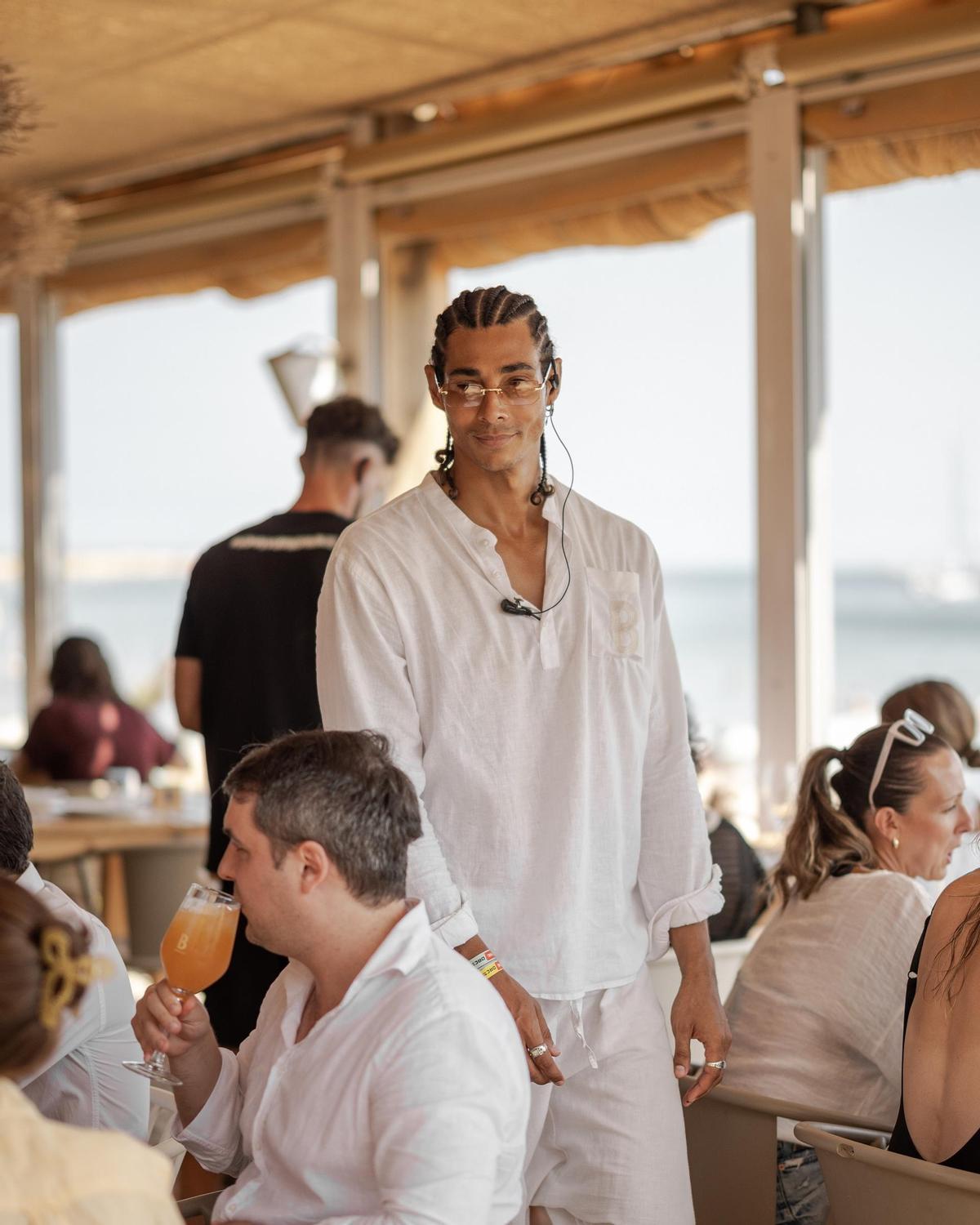 Beso Beach Ibiza es el reflejo de una forma de vida: relajada, frente al mar en Ibiza.