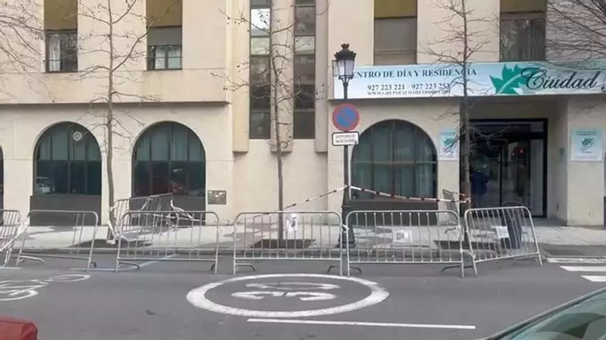 Vídeo | Una acera de la avenida de España de Cáceres, acordonada por un desprendimiento