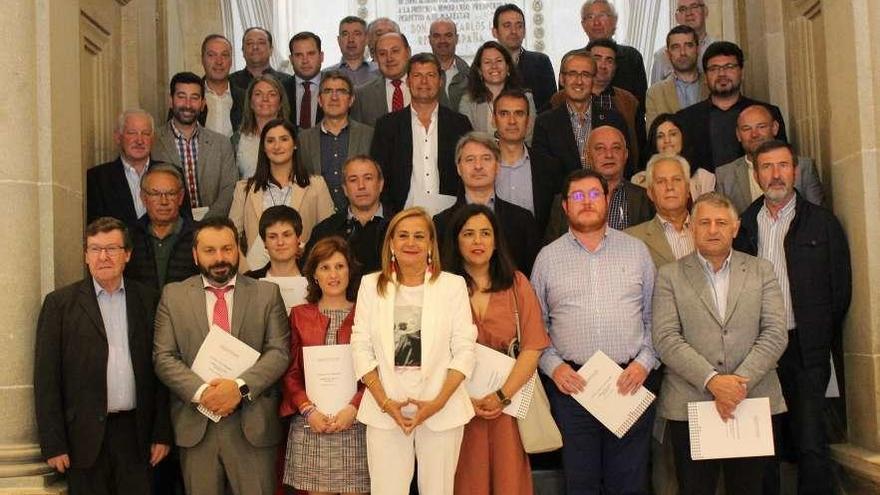 Representantes provinciales y municipales tras la firma del convenio de eficiencia energética.